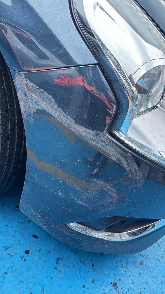 Primera cagadita del día 🥴
(El carro rojo quedo peor)