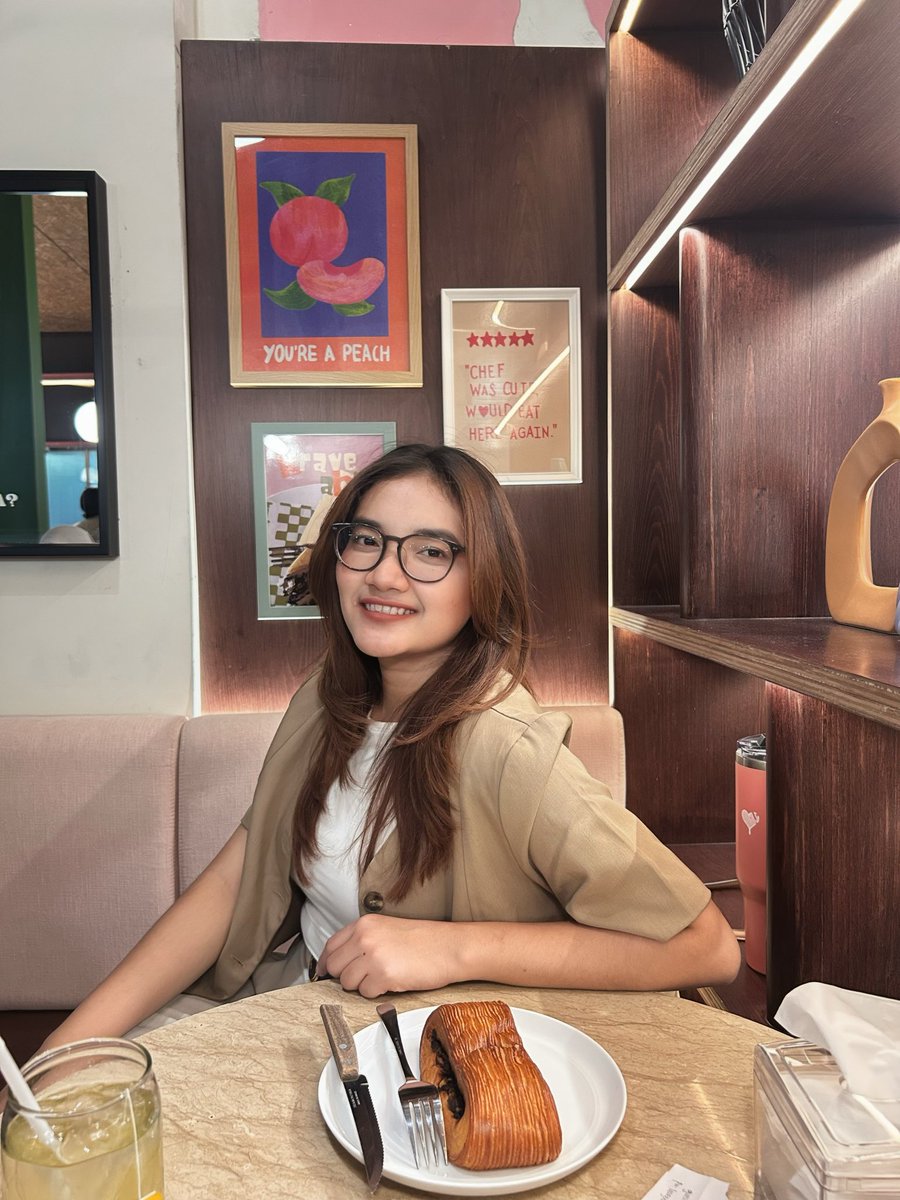 prscolatte's tweet photo. pose andalan, pegang dagu 🙃 https://t.co/2qzKivSYif