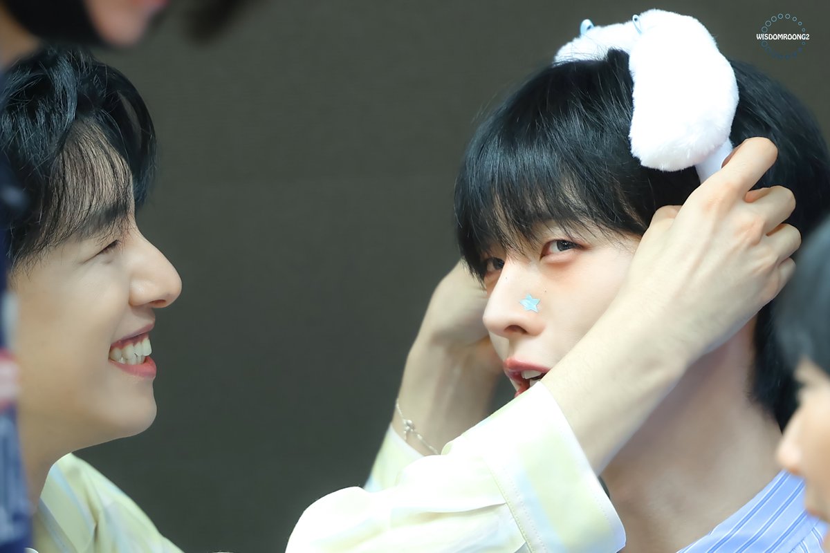 260411 천둥구름 비바람 Fansign in Shanghai        

요리금지라는 말에 영원히 삐짐ㅋㅋㅋㅋ
정하나 지금 웃을때가 아닌거 같다….

#윤지성 #YOONJISUNG 
#정리우 #JEONGRIU 
#천둥구름비바람 #ThundercloudRainstorm