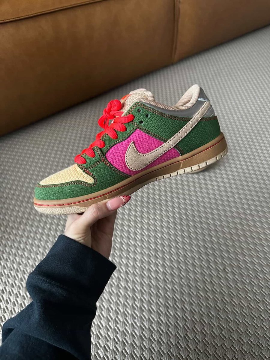 houseofheat's tweet image. FIRST LOOK 🤩

Friends &amp;amp; Family Nike SB x Ascend Songkran Dunks