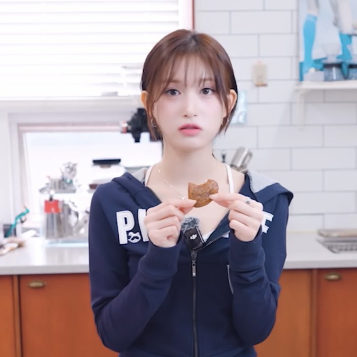 honneyeeseo's tweet photo. She just a baby 🍼 https://t.co/8kGbKQ3Kwa