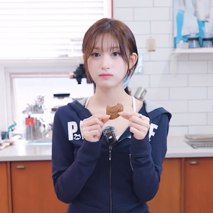 honneyeeseo's tweet photo. She just a baby 🍼 https://t.co/8kGbKQ3Kwa