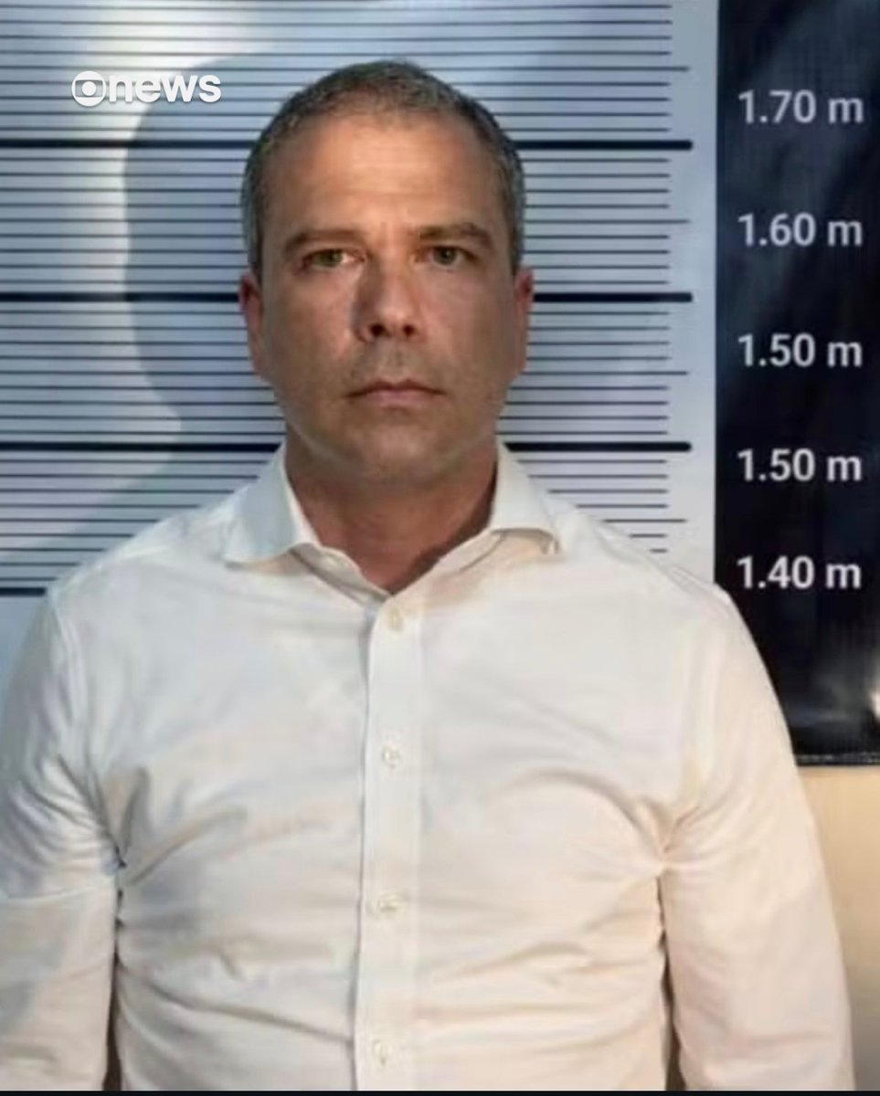 O ex-presidente do BRB, homem de confiança e indicado pelo ex-governador ibaneis rocha é preso por ser o operador do maior esquema de corrupção da história do DF. Importante passo pra chegar em quem foi o mandante do crime contra Brasília!