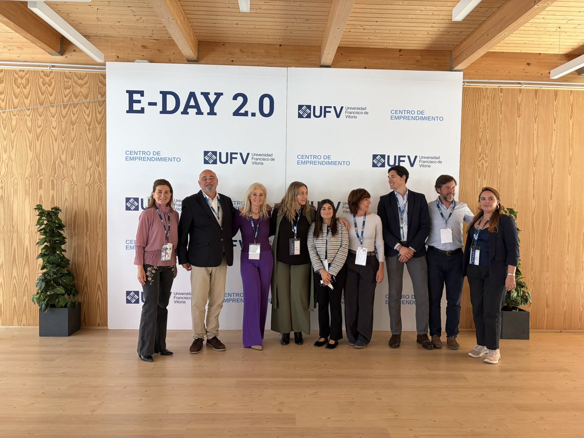 su_penedo's tweet photo. Compartimos un nuevo E-DAY en la @ufvmadrid en el que se presentaron proyectos de emprendimiento con propósito de transformación y mejora de la sociedad y en el que se presentó el Manifiesto de la Comunidad Emprendedora de la UFV al que me adherí. 
@ayto_pozuelo @PalomaTejero_ https://t.co/jUi57B7G7f