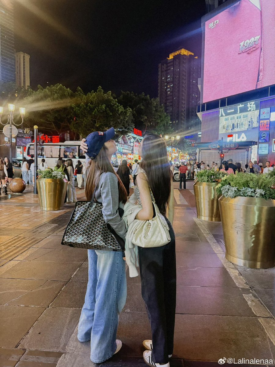 LalinaLena1999's tweet photo. 📸[170426] 
Weibo Post : lalinalenaa

Chongqing day 1 🍲🥟🤭🫶🏻🥡🍢🌶️ 

#lalinalena #ลีน่าลลินา https://t.co/7J1n26NYTT