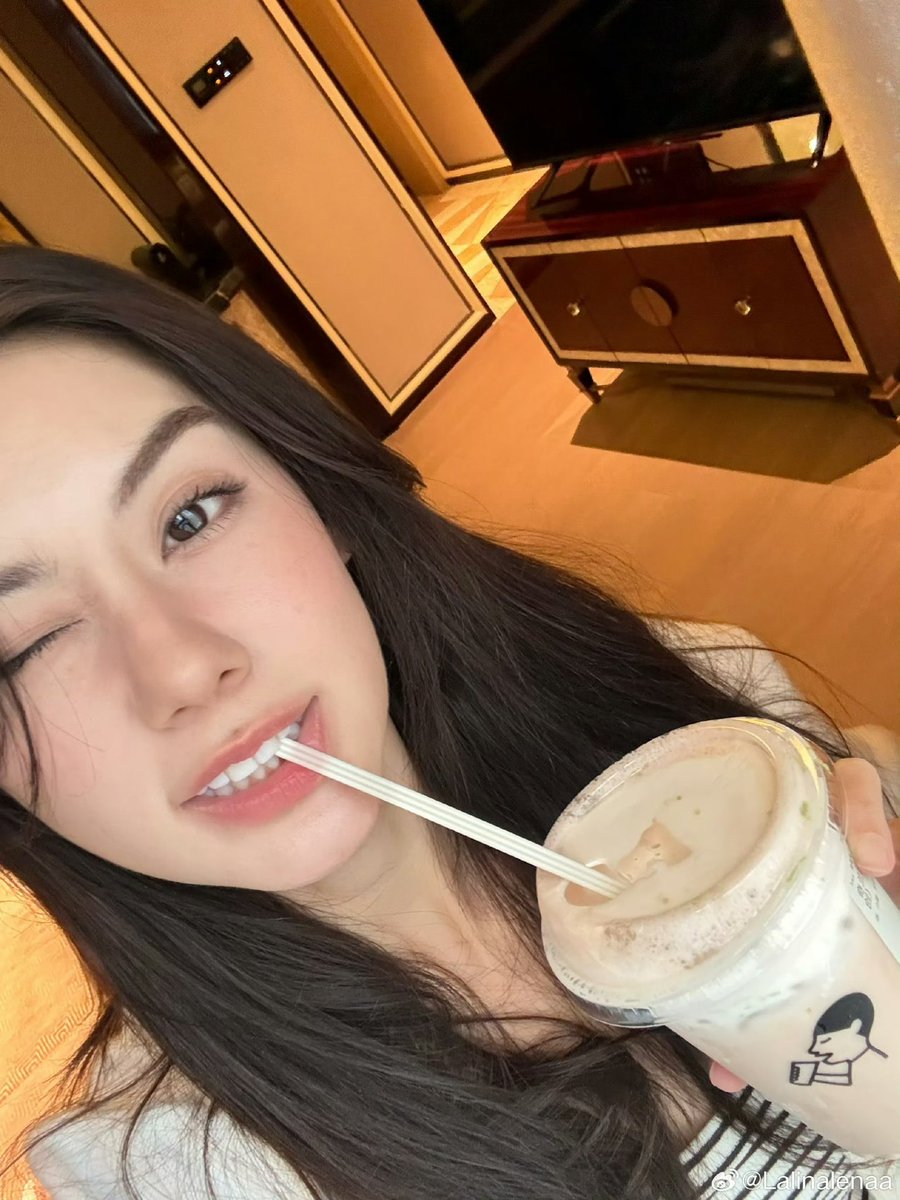 LalinaLena1999's tweet photo. 📸[170426] 
Weibo Post : lalinalenaa

Chongqing day 1 🍲🥟🤭🫶🏻🥡🍢🌶️ 

#lalinalena #ลีน่าลลินา https://t.co/7J1n26NYTT
