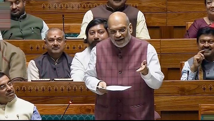 कुछ दिन पहले मै किसी से मिलने एक गांव में गया था,

मुझे उसका सिर्फ नाम पता था ऐसे में उसका घर ढूंढना थोड़ा मुश्किल काम था

गांव के बाहर ही कुछ बुजुर्ग लोग बैठे हुए थे
सोचा उनसे पूछ लूं इन्हें तो पता होगा ही

मैने उनसे कहा ताऊ, हरपाल के घर जाना है ?

एक बुजुर्ग ने कहा गांव में 4