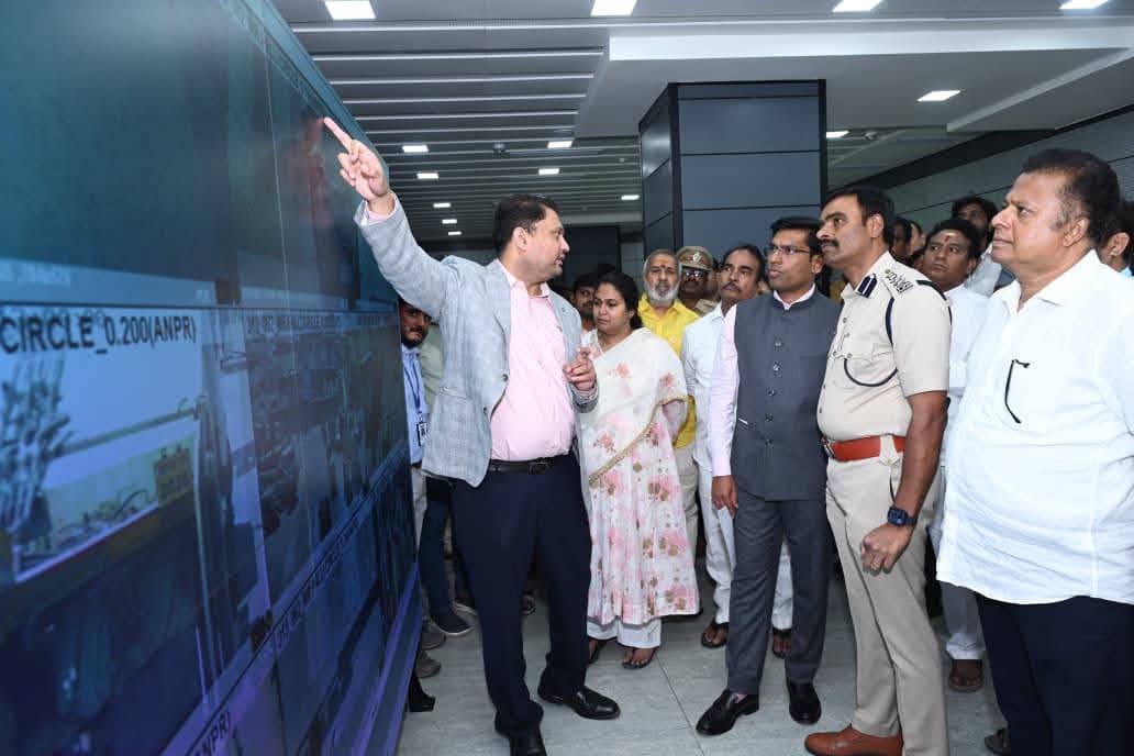 PHariPrasad777's tweet image. తిరుపతిలో స్మార్ట్ సిటీ దిశగా కీలక అడుగు 🚦
ICCC ప్రారంభంతో ట్రాఫిక్, భద్రత, అత్యవసర సేవల పర్యవేక్షణ మరింత సమర్థవంతం.
రూ.120 కోట్ల ప్రాజెక్ట్ త్వరలో పూర్తిస్థాయిలో అందుబాటులోకి.
ప్రజల భద్రత, సౌకర్యానికి పెద్ద మైలురాయి. #Tirupati #SmartCity