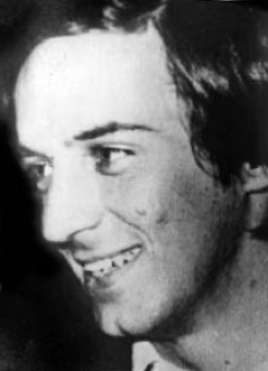 ANPIRomaPosti's tweet photo. Studente di Economia, #LuisCantos venne sequestrato a #BuenosAires il #22aprile 1977.Aveva 22 anni.Fu visto ancora in vita presso il #CCD "Arsenal de Tucuman".Suo fratello Daniel venne assassinato nel 1975 mentre anche i suoi cugini Germán e Anabel risultano #desaparecidos. https://t.co/UzQAN2iChD