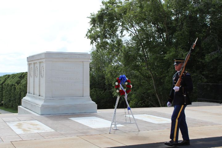 smart_a_smart's tweet photo. Art of the Day! "tomb of the unknown soldier". Buy at: https://t.co/kqjuQOZQw8 https://t.co/Yf5aRnXdTb