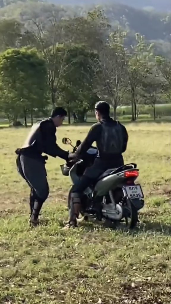 พี่ตรี BMW X6.                     น้าตรี WAVE125