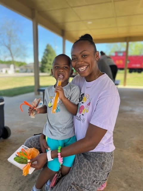 First10Network's tweet image. We love seeing creative Play &amp;amp; Learns! First 10 Falkville in Alabama had the perfect weather to enjoy Popsicles in the Park. Children attending the Play &amp;amp; Learn received a copy of The Hungry Caterpillar and families enjoyed creating a fun butterfly craft together.

#EarlyEd #PreK