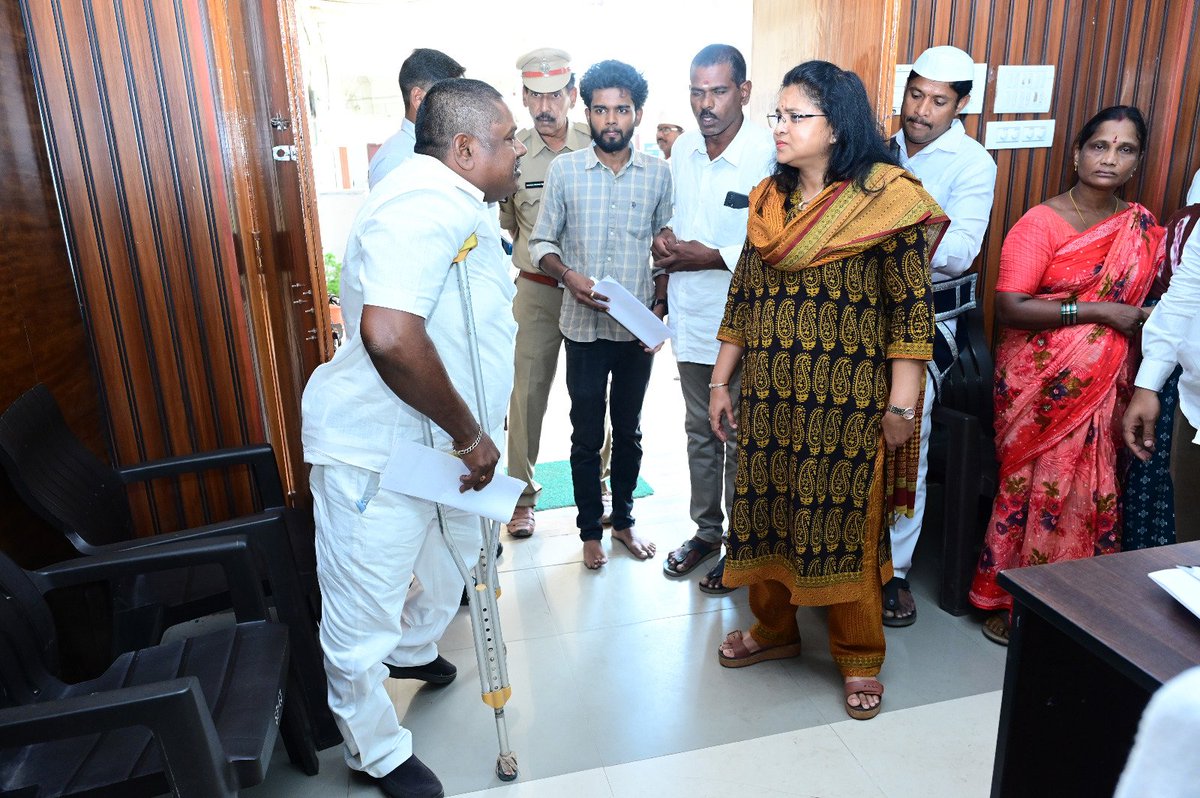 WGDOfficial's tweet image. జిల్లాలో దివ్యాంగుల ప్రత్యేక గ్రీవెన్స్ కార్యక్రమం నిర్వహించిన కలెక్టర్ చదలవాడ నాగరాణి. 15 అర్జీలు స్వీకరించి, పెన్షన్, వైద్యం, ఉపాధి సమస్యలపై త్వరిత పరిష్కారానికి అధికారులకు ఆదేశాలు. #AndhraPradesh #DisabilitySupport #Grievance #Collector