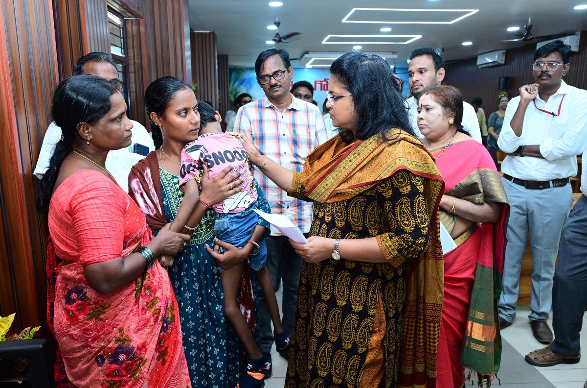 WGDOfficial's tweet image. జిల్లాలో దివ్యాంగుల ప్రత్యేక గ్రీవెన్స్ కార్యక్రమం నిర్వహించిన కలెక్టర్ చదలవాడ నాగరాణి. 15 అర్జీలు స్వీకరించి, పెన్షన్, వైద్యం, ఉపాధి సమస్యలపై త్వరిత పరిష్కారానికి అధికారులకు ఆదేశాలు. #AndhraPradesh #DisabilitySupport #Grievance #Collector