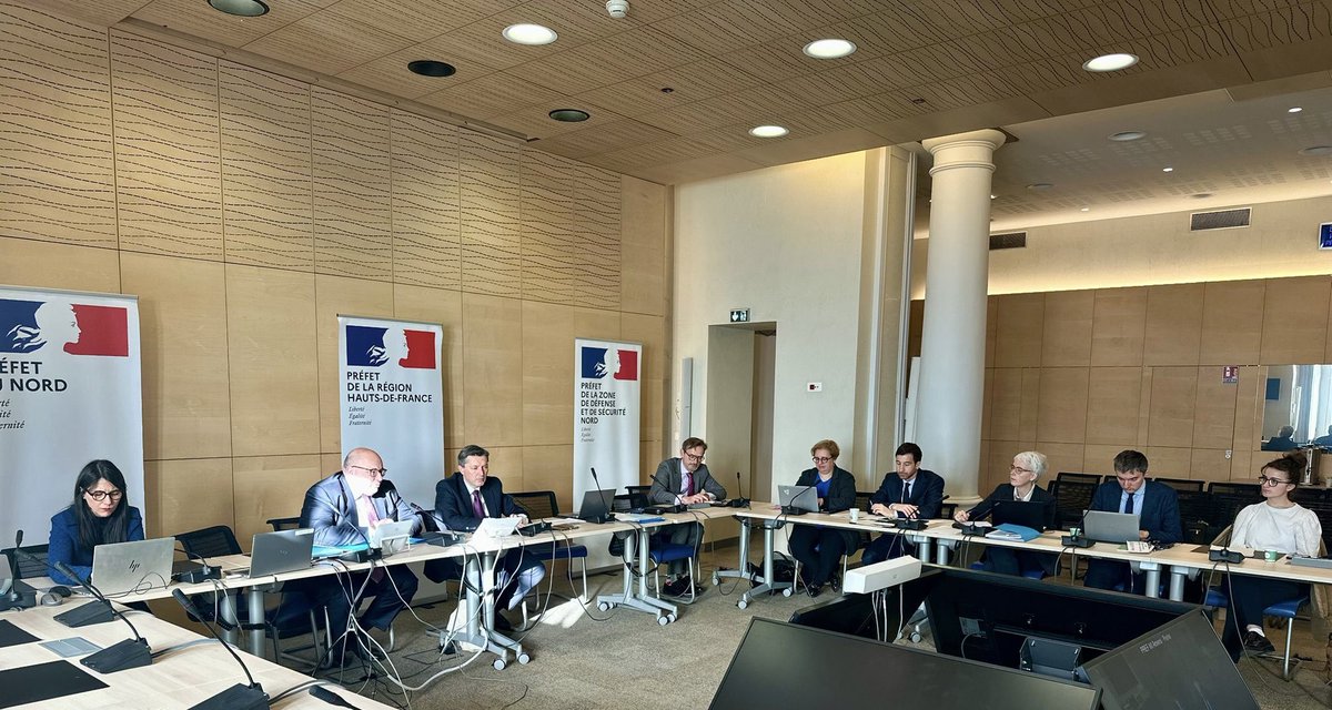 prefet59's tweet photo. #TransformationPublique #FranceSimplification 

𝐋’𝐚𝐝𝐦𝐢𝐧𝐢𝐬𝐭𝐫𝐚𝐭𝐢𝐨𝐧 𝐜𝐞𝐧𝐭𝐫𝐚𝐥𝐞 𝐚𝐮 𝐬𝐞𝐫𝐯𝐢𝐜𝐞 𝐝𝐞𝐬 𝐭𝐞𝐫𝐫𝐢𝐭𝐨𝐢𝐫𝐞𝐬

Thierry Lambert, délégué interministériel à la transformation publique, était en déplacement à Lille aux côtés de Bertrand Gaume, préfet de région.

🎯 Présentation et échanges autour d’outils (France Simplification, droit de dérogation, Services Publics +… ) mobilisés par l’État pour accompagner les projets des territoires.

🌿 Déplacement sur la friche Boschetti : illustration concrète avec un projet de renaturation des abords de la Deûle.