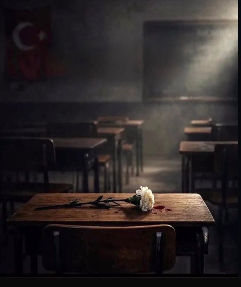 FAYDINX's tweet photo. . . . 

Okullar açılır, çocuklar gülüşürdü eskiden.
Şimdi bir sessizlik çöktü; tebeşir kokusuna kan karıştı.

Bir öğretmen sustuğunda,
bir nesil yetim kalır.

Cahit Külebi https://t.co/WpzFIFOsFd