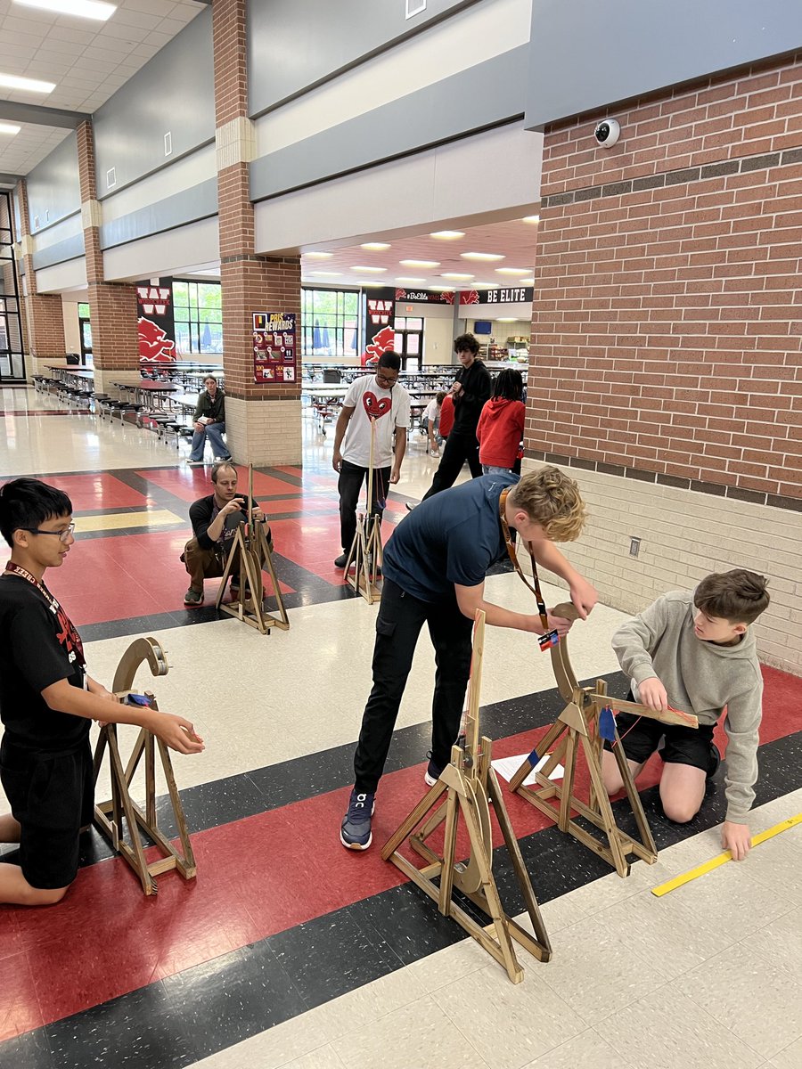 HumbleISD_WMS's tweet photo. Super exciting Friday here at WMS. I stumbled upon Mr. Broadway's engineering students doing some amazing things. Very STEM focused lesson. 
#MakeEverySecondCount https://t.co/d8gnEp0Ys7