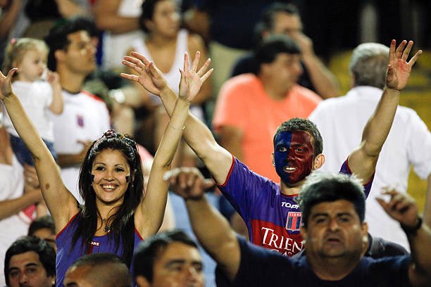 Tengo entendido que en la Comisión Directiva, empezando por el Presidente y Vicepresidente son hinchas de Tigre, de familia hincha del club. ¿Dónde estaban en el recibimiento contra San Lorenzo en la Copa del 2009? ¿Donde se encontraban aquella noche ante Cerro Porteño de 2012?
