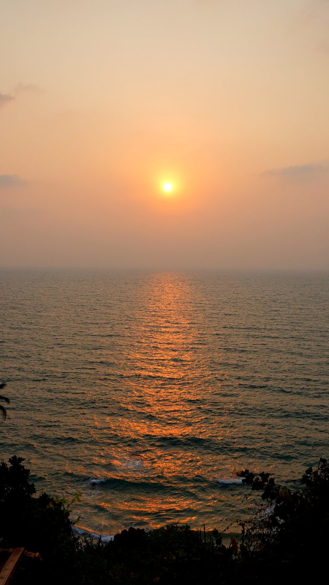 parthosarathi_b's tweet image. It’s Golden Hour Friday. 
Let’s see your favourite golden hour shot — where light meets calm.
