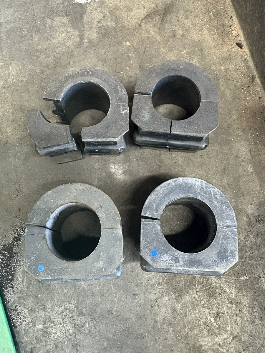 Best_R_GTR's tweet image. 納車整備  R35 NISMO

E/Gオイル 
オイルエレメント
ブレーキフルード
冷却水   
バッテリー
スタビライザーブッシュ 交換

セットアップスイッチのイルミ切れ  交換

みなさんのR35はセットアップスイッチのイルミ切れてたりしませんか？
気になる方は ご相談下さい😊

 #R35 
 #GTR専門店 
 #bestr