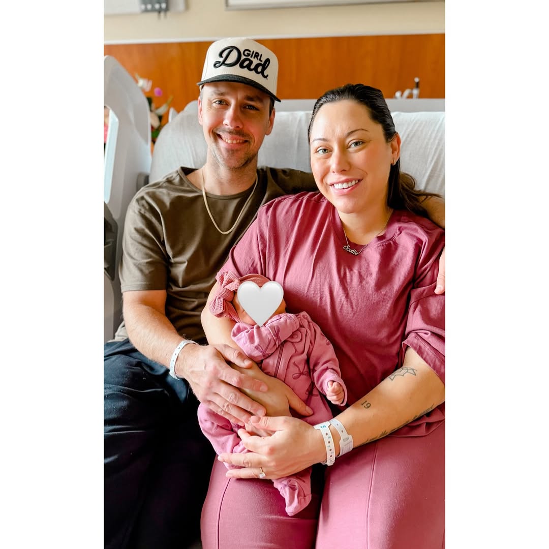 Shadyind's tweet photo. Alaina is now officially a Mother. 👶

Eminem becomes Grandfather for the second time. 👨‍👧‍👦❣️ https://t.co/cVMKikPYBw