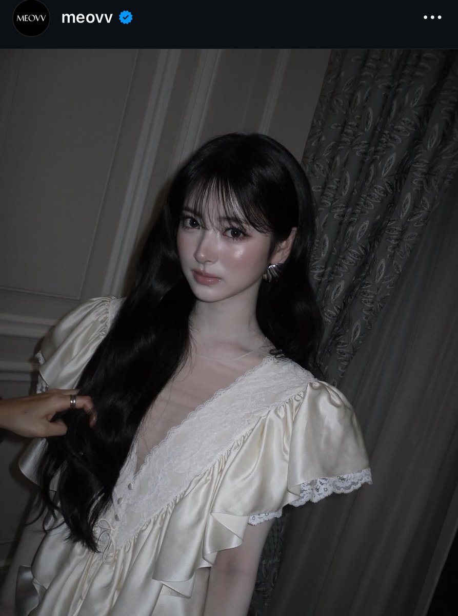 emilycha_n's tweet photo. この日のアンナちゃんのメイク動画は
近年稀に見る難しさと感じたけど

光り方の違う粉ハイライトを混ぜることで逆に生っぽくなることとROWAROのリップがすごく可愛いということが再確認できてよかった

https://t.co/EBswC45BXI https://t.co/2zoHPzzmKE