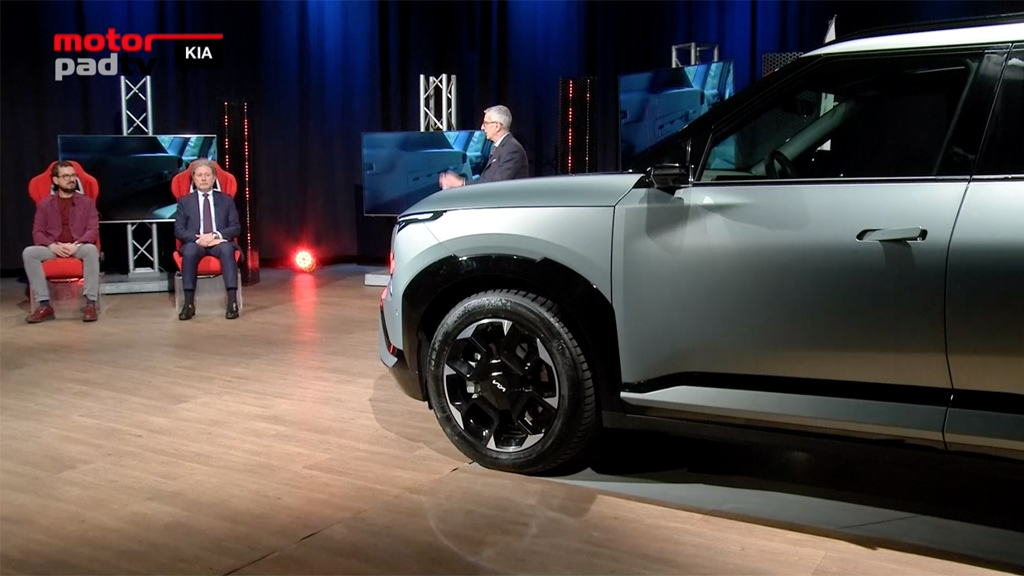Motorpad's tweet image. 2026 Motorpad TV pt 06 parte 2 - #Kia EV5

youtu.be/h_oVo2HKaZQ

In studio la EV5, SUV medio pensato per chi deve viaggiare. La tecnologia 400 V permette ricariche rapide e sotto al pianale è posizionata una batteria da 81,4 kWh per un’autonomia fino a 530 km

#automotive