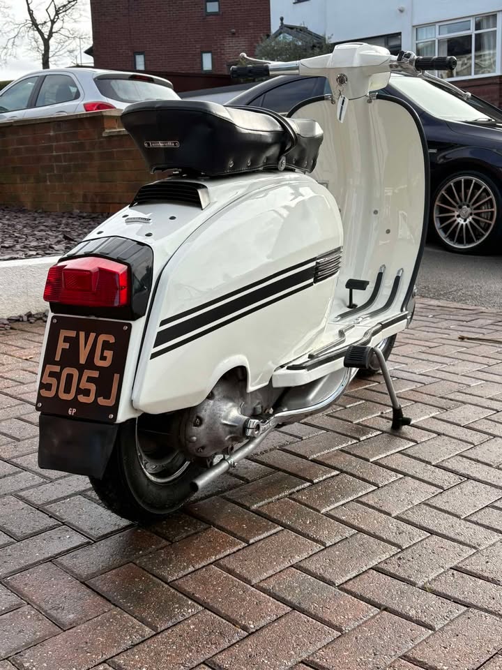 ScooteringMag's tweet image. Jaime Watling's 1971 GP125! How about that... 🫶🔥

#Scootering #Lambretta #Vespa #ClassicScooter #ScooterLife #ScooterScene #ScooterRally #ScooterClub #TwoStrokeLife #RetroScooter #VintageScooter #ScooterRestoration #ScooterCulture