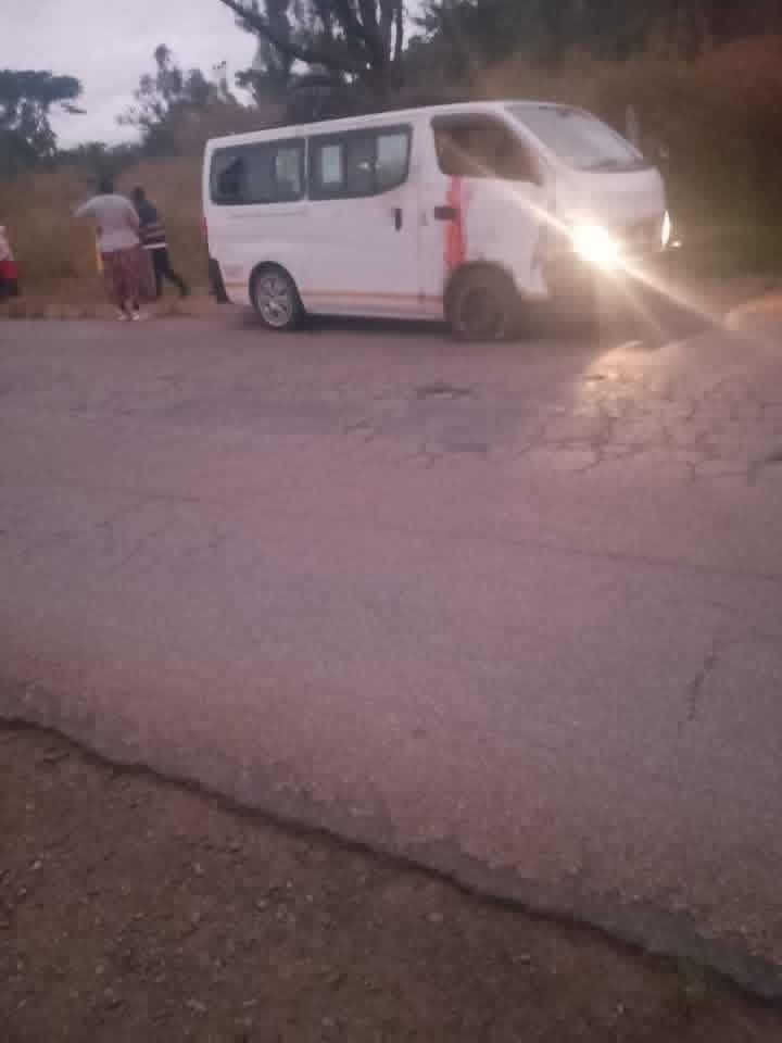 TMacharaga466's tweet photo. In a bizarre sad incident, the driver of this kombi was hit by the trailer of a haulage truck along Mutoko road in Zimbabwe. No damage to the vehicle, just got hit and died while driving! https://t.co/nDph4w4s7f