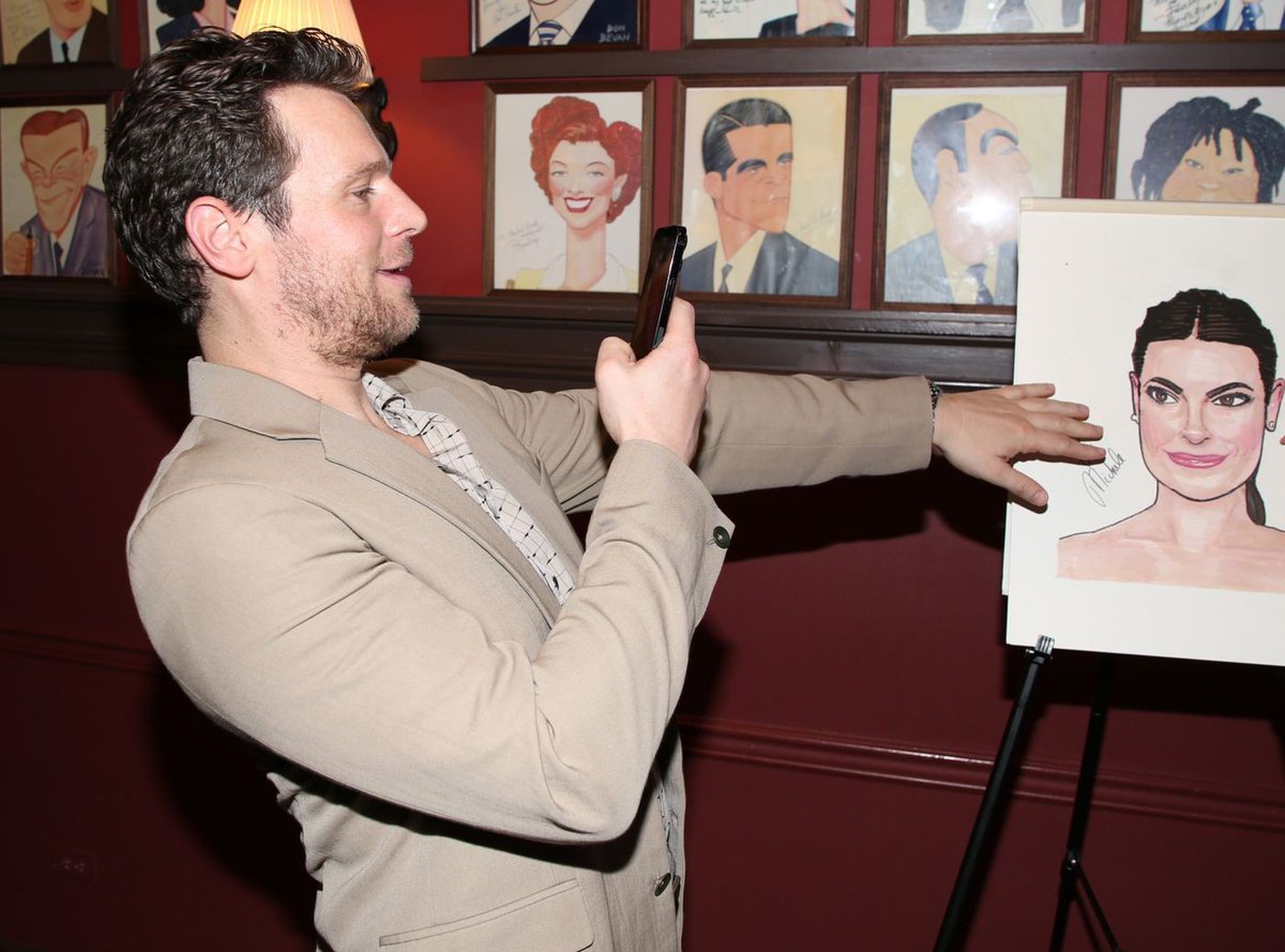 ele todo neném tirando foto do retrato da lea 🥹🥹