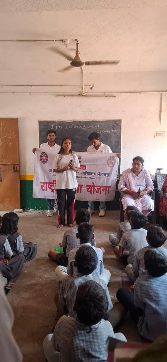 NssDls's tweet photo. डी.एल.एस. महाविद्यालय की रा.से.यो. इकाइयों द्वारा पोषण पखवाड़ा के अंतर्गत विशेष जागरूकता कार्यक्रम के दौरान रैली निकालकर विद्यार्थियों को संतुलित आहार,स्वस्थ जीवनशैली के महत्व एवं योग एवं व्यायाम करने के लिए प्रेरित किया गया l @YASMinistry @manojsinha812 @Pratap001008 https://t.co/D7L9gegDZJ