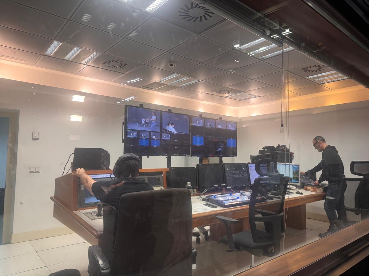 UamMasterER's tweet photo. ¡Fantástica sesión de inmersión profesional en el Máster Interuniversitario (@UAM_Madrid, @unicomplutense y @UNED)! 🎬
Hoy hemos realizado un simulacro de intervención en crisis en los platós de televisión de la sede UNED Media (@UNED). Una experiencia única. 🚀👇 https://t.co/mknamtc8NB