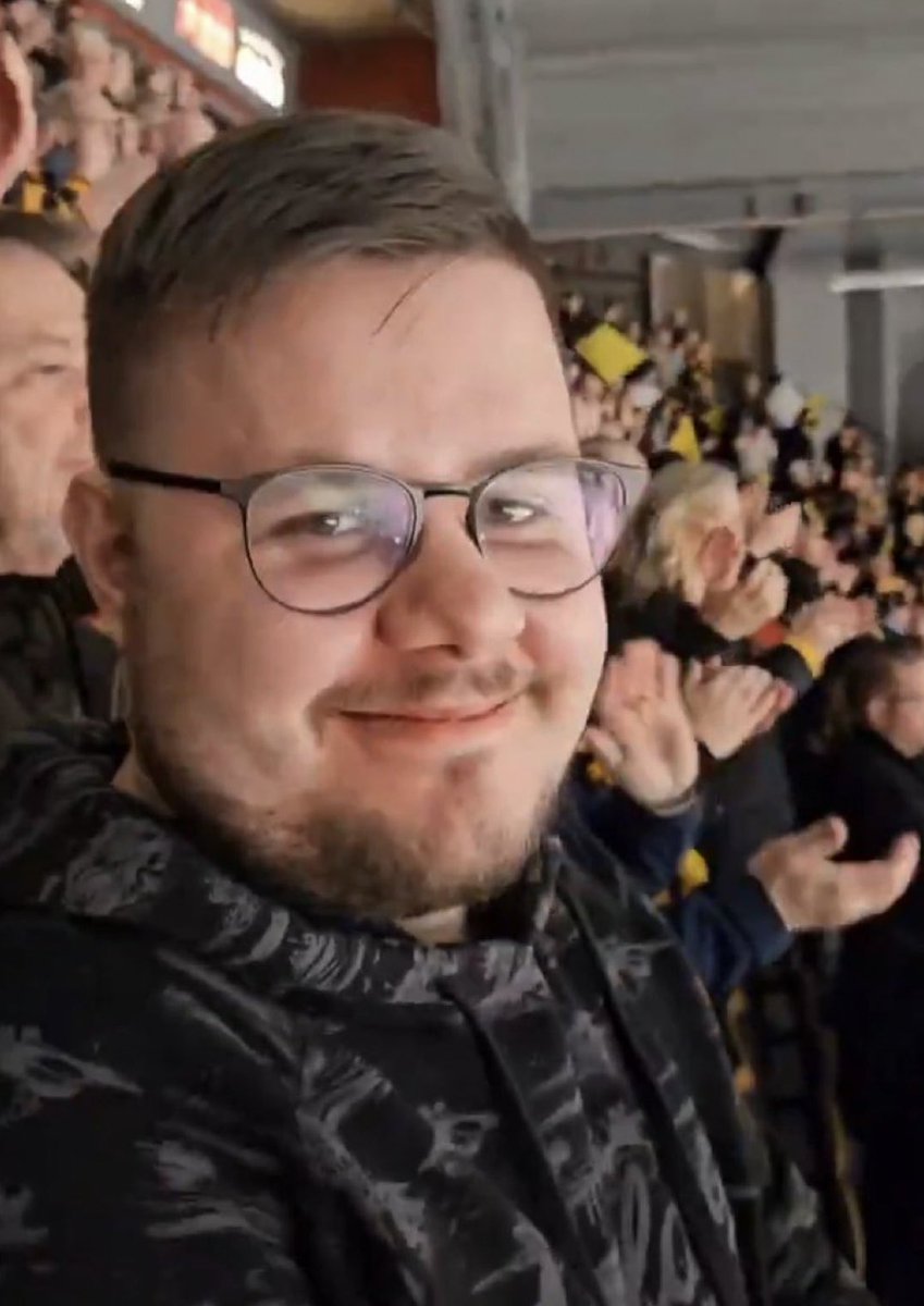 JackRolander's tweet photo. @800coffe @1932sibbster För att han är en jävla tönt som ska spela Allan Ballan. Men ser man ut såhär kanske man inte ska kommentera andras utseende.
Det där är ett ansikte en mor aldrig kunnat älska. https://t.co/6eXsdqR1dW