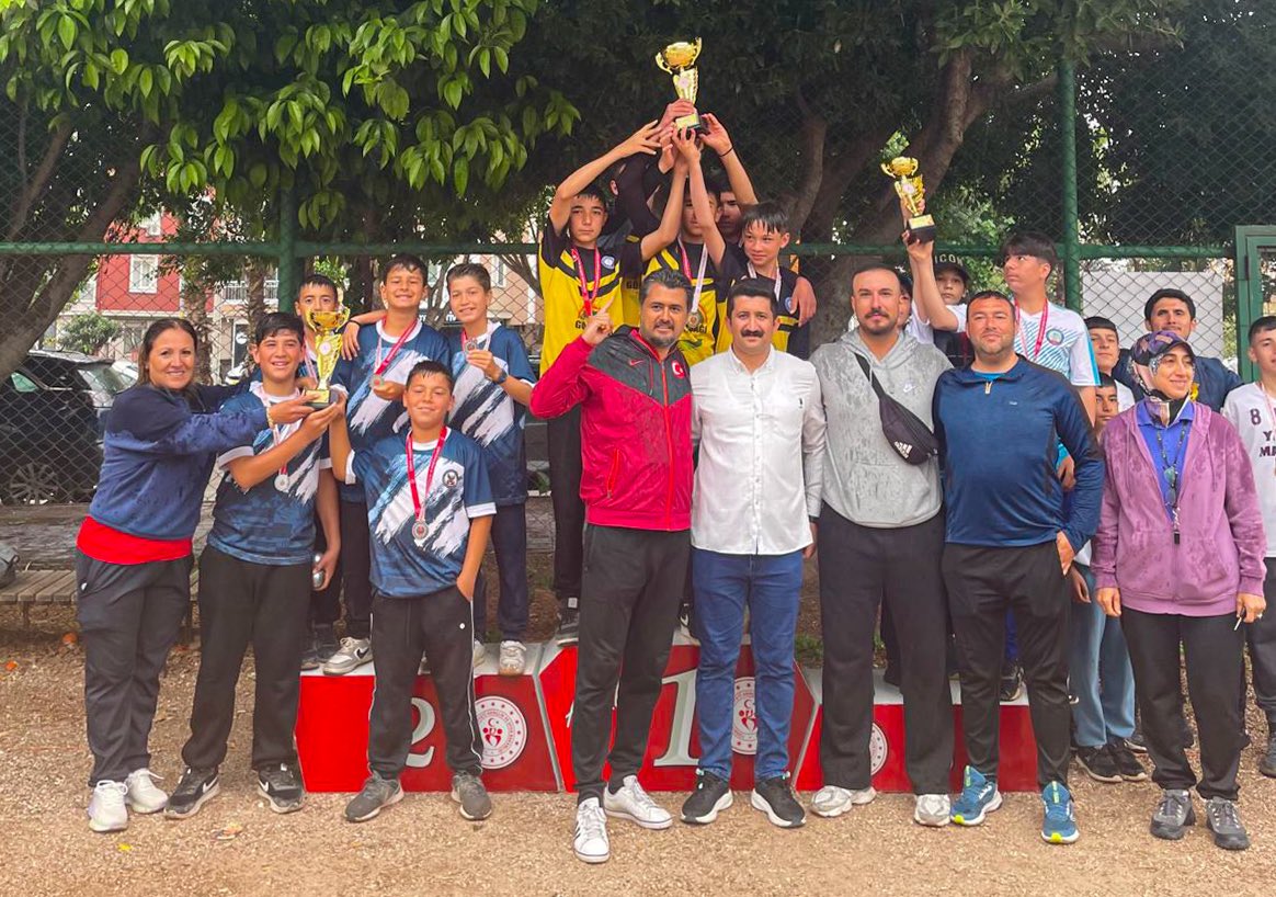 Antalya Okul Sporları Bocce İl Turnuvası’nda Ali Mumcu Ortaokulu Yıldız Erkekler ve Minik Erkekler Kategorilerinde İl Birincisi Olarak Çifte Şampiyonluk Elde Etti ve Antalya’yı Bölge Finallerinde Temsil Etme Hakkı Kazandı.