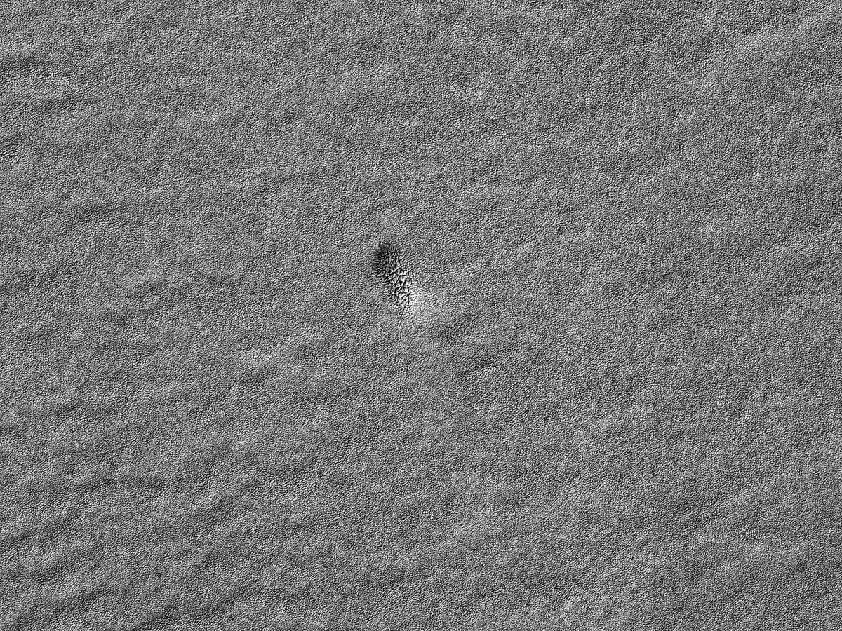 HiRISE's tweet image. HiPOD:A Curious Case of Positive-Relief

This observation captures a fractured feature on the South Polar layered deposits: is this an active feature? Changes in an earlier picture were hard to find due to lighting differences.

uahirise.org/hipod/ESP_0768…
#Mars #science #NASA