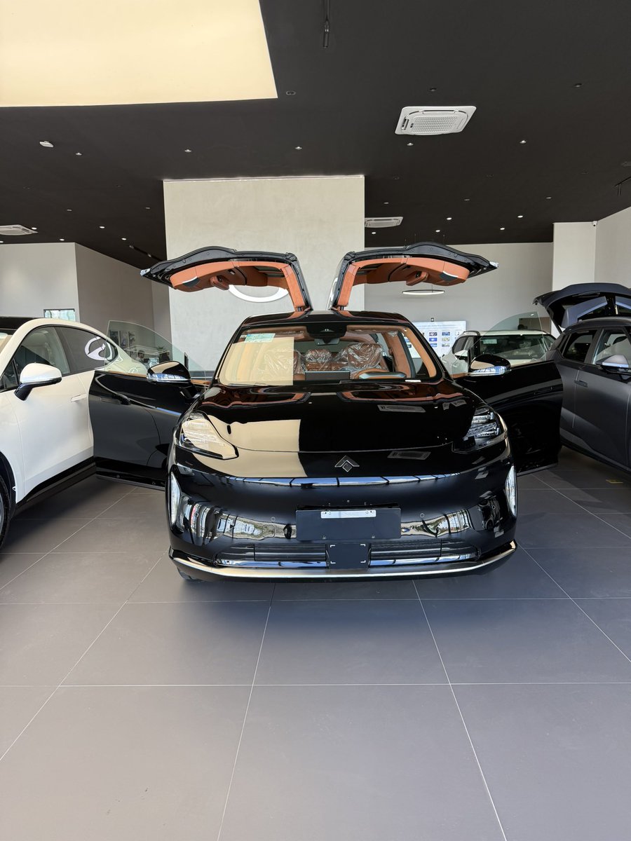 VoltsBRT's tweet photo. 🚨 Esse carro existe.

Custa R$300k, parece um tesla E já é vendido no Brasil. 

Tem porta que abre pra cima, bate Porsche Cayenne em velocidade e faz 770km.
Seu preconceito com chinês tá te custando R$300k

Segue o fio pra entender sobre essa máquina do futuro: https://t.co/iUevJlOY2f