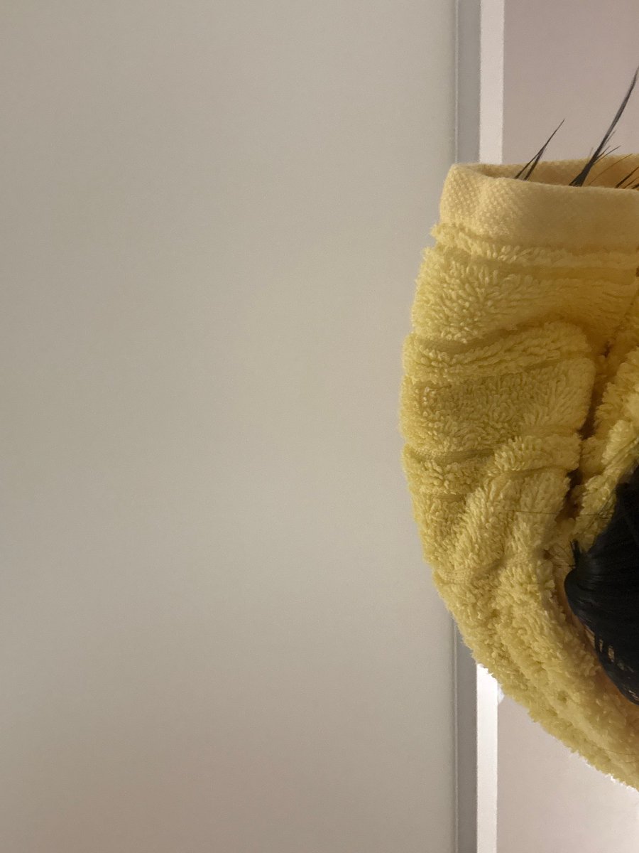 even her towel is yellow 😭