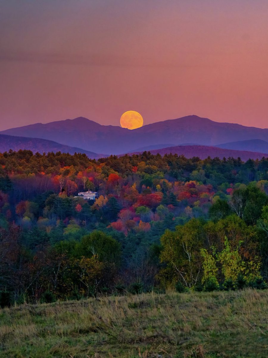 BelleLaudere's tweet image. Not only did we obsess over the sunset, but we also did the same with the moon. 🌕🍁  
 #MoonMagic #naturebeauty 
#NaturePhotography

Pic by @jacolek1981