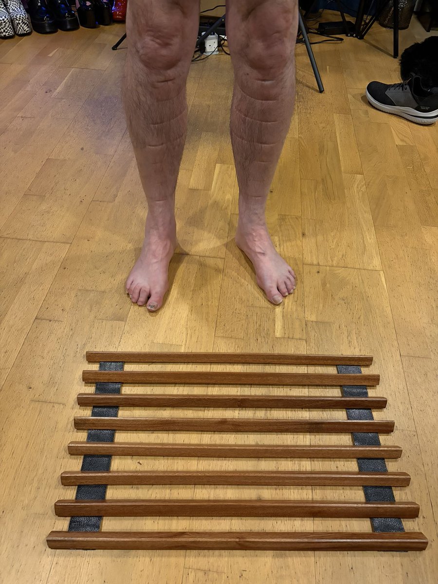 Had a sub test out my new ishidaki kneeling board 😈

How long would you be able to last knelt on it?
