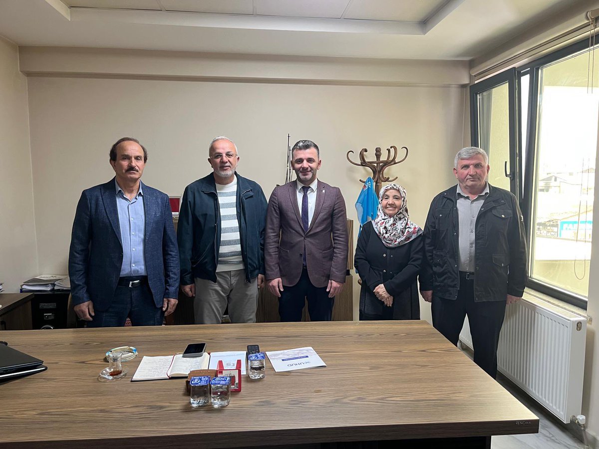 Önceki dönem Meclis Üyelerimiz Ali Alemdar,Erdoğan Sakoğlu,Ahmet İpçioğlu ve Cemile Şimşek’i;İlçe Başkanımız Samet Çağlayan ve teşkilat mensuplarımızla birlikte ziyaret ederek hasbihal ettik.

Kıymetli hizmet ve emekleri için ve  nazik ev sahiplikleri için teşekkür ediyoruz