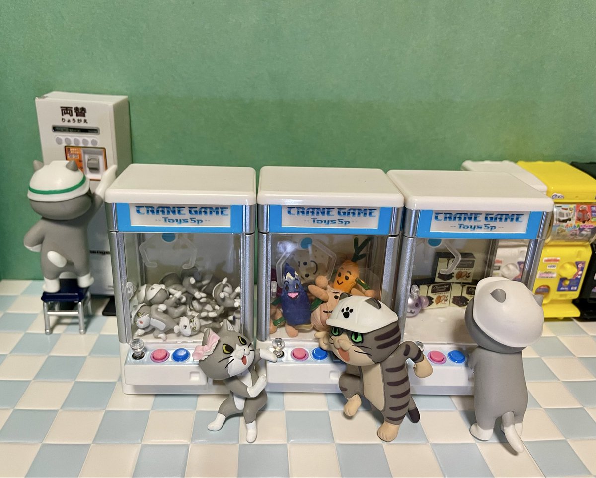 #ナスビ記念日　
#仕事猫　#トイズキャビン

4月17日は4（良い）1（な？）7（す？）でナスビの日らしいです…

「ナスビのおもちゃ欲しい〜」
「えっこれ？ヨシ…待ってな」
→