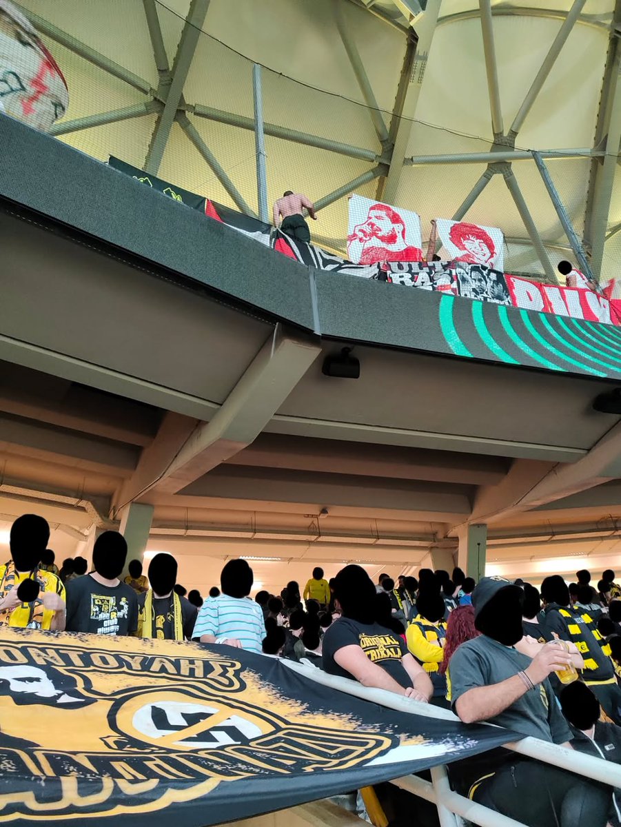 A great shot from yesterday’s AEK Athens vs Rayo Vallecano match. Anti-fascist supporters and banners from both teams can be seen in the same photo.