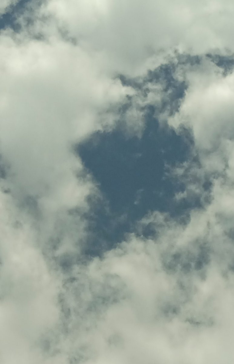 RandyLaRoccia's tweet photo. Ed anche questo sembra un cuore.
Simile alla foto dell'altro ieri..
#DisegniNelCielo 
#Scatti
#Cuore 📸
#BuonPomeriggio 

                                           👇 https://t.co/JCwioNtkH9