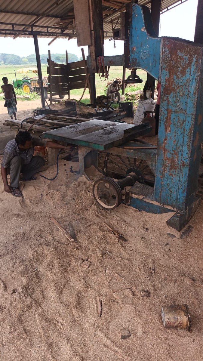OdishaVigilance's tweet image. In a joint forest raid conducted today by forest wing of #Odisha #Vigilance on running of two illegal sawmills at village Olarabindha &amp;amp; Ichadeipatna under Balianta PS, #Khordha, sawmill equipment along with vehicle &amp;amp; 11cft valuable timber worth Rs.19 Lakhs detected &amp;amp; seized.