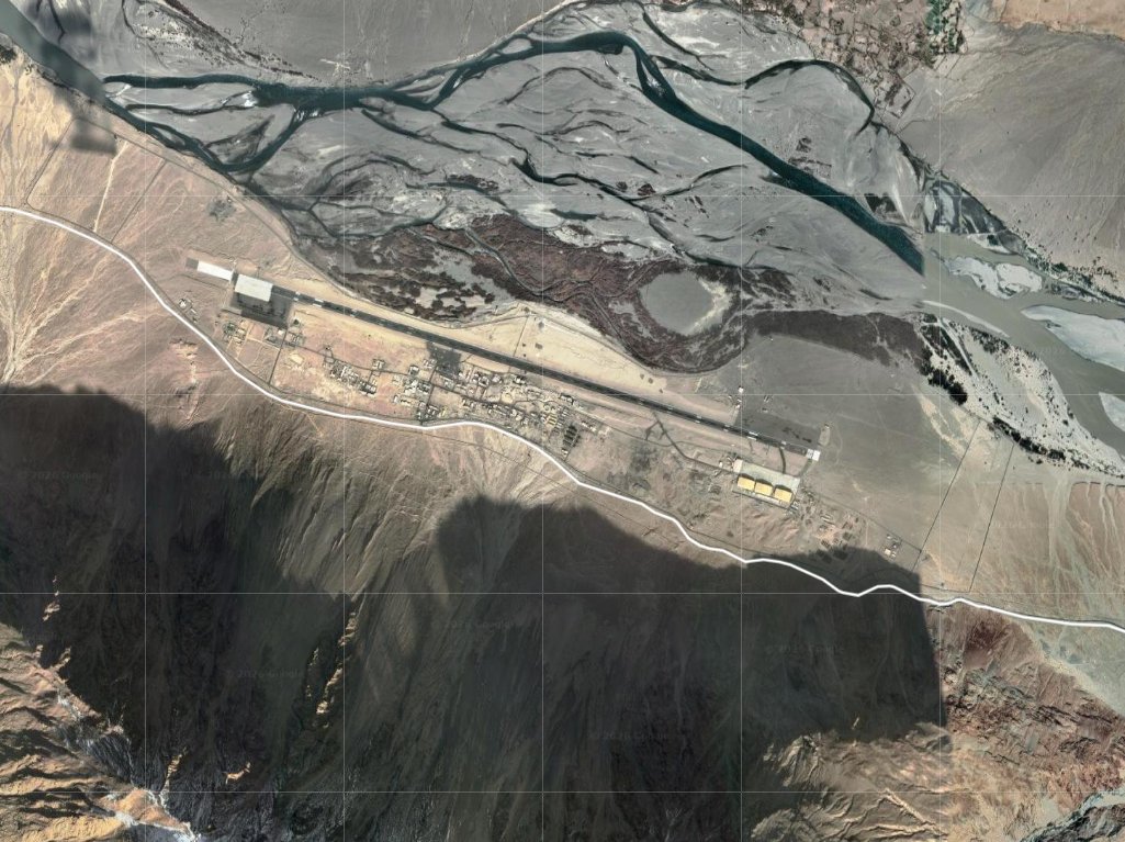 PakDefTeam's tweet image. #IndianAirForce developments in the Northern sector across the LAC
1. #Nyoma AFB runway has been completed and operational (Top L)
2. #Leh AFB second runway has been completed and operational (Top R)
3. #THOISE runway has been extended (Before R &amp;amp; After L)