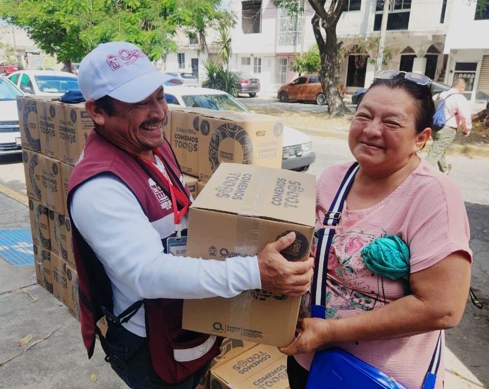 MaraLezama's tweet image. 📣 Amigas y amigos de #BenitoJuárez

Si son beneficiari@s del programa Comemos Tod@s les recordamos que continúan las entregas de los paquetes alimenticios. 📦 

En este enlace pueden descargar su comprobante de persona titular beneficiaria 
📲 sebien.qroo.gob.mx/comemostodasyt…