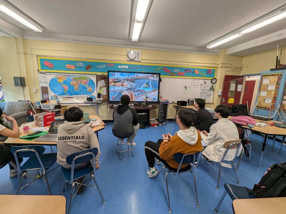 CIOBCitywide's tweet image. Seeing the Esports club at Flushing International HS bring students together is fantastic! Competitive gaming is an excellent way to build teamwork strategy and have fun after school. Keep leveling up! 🎮🔥 #Esports #StudentLife @FIHSNYC @NYCSchools @DOEChancellor @CSforAllNYC