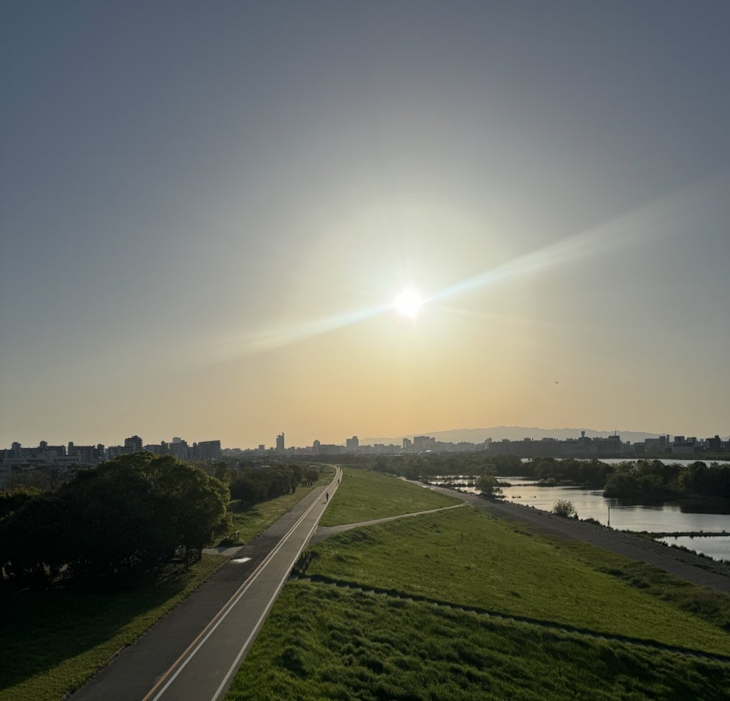 spin_yumena's tweet image. #きょーすぴ 今日も是非📝

いつかの日の帰り道の景色
緑から力を感じました
人間は地球と同じらしいです
川のように血が流れ、木の枝のように体を巡って
巡って巡って。
自然に無意識に力を貰ってるんだと思います

そんなことに興味があります
おやすみなさい🌙 #SPiN 
spin-official.fanpla.jp