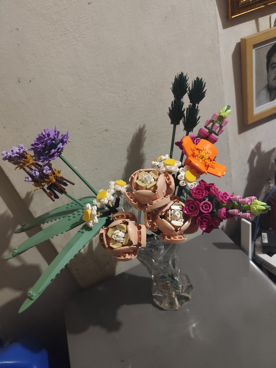 thatkimonoguy's tweet image. With all the bad news I've been getting these past few days, I tried my hand at raising my dopamine by building this #Lego #Botanicals bouquet set. It was fun and enjoyable, atleast I got distracted for a few minutes. I hope your day was better than mine.