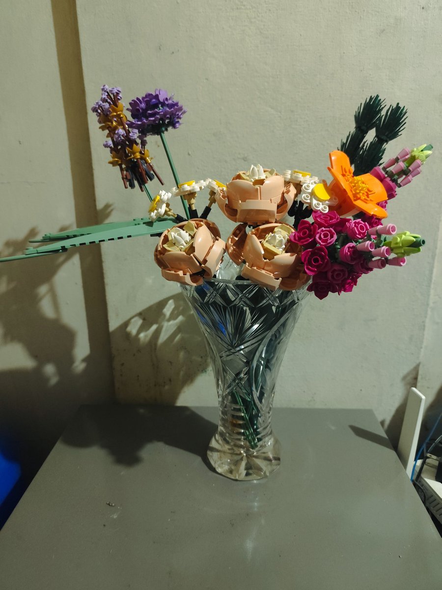 thatkimonoguy's tweet image. With all the bad news I've been getting these past few days, I tried my hand at raising my dopamine by building this #Lego #Botanicals bouquet set. It was fun and enjoyable, atleast I got distracted for a few minutes. I hope your day was better than mine.